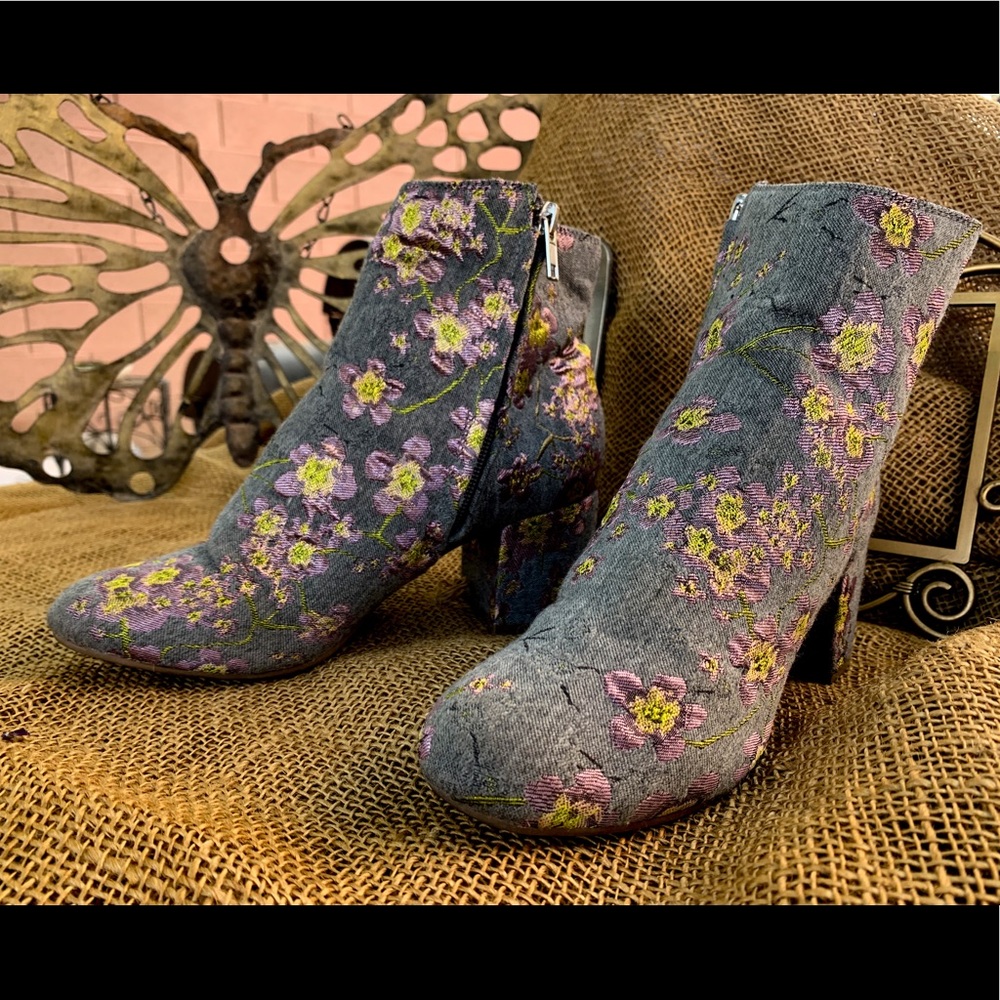 Size 7 Zigi Soho Size Booties Gray